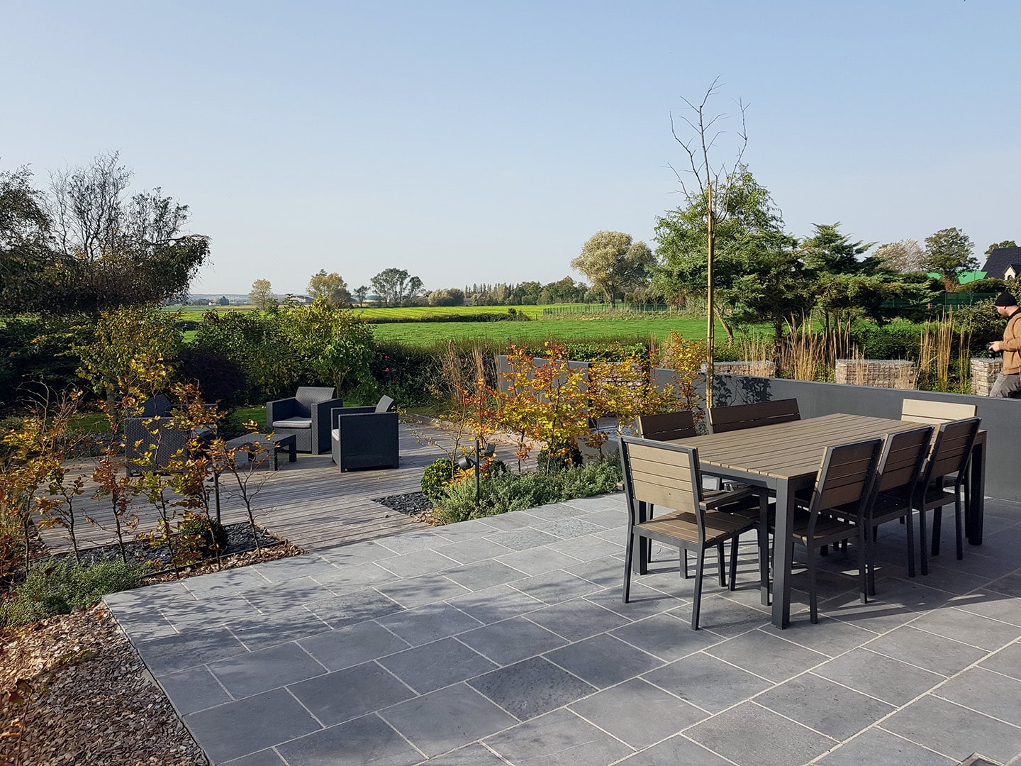 Terrasse en pierre bleue et bois plié